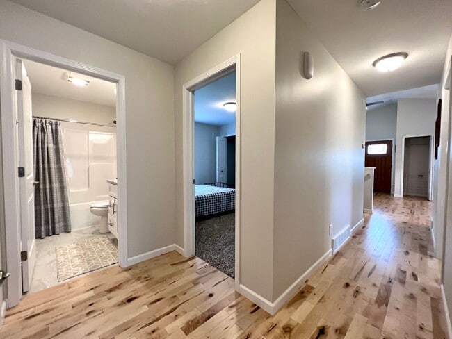 Building Photo - Gorgeous Furnished Home-Ready for move in ...