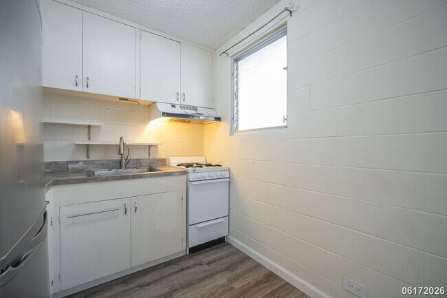 Building Photo - $2,100 / 2br - 2BED 1 BATH CONDO ON KAPIOLANI BLVD