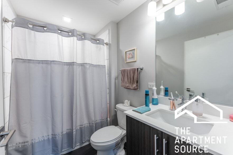 Building Photo - 301 W North Ave