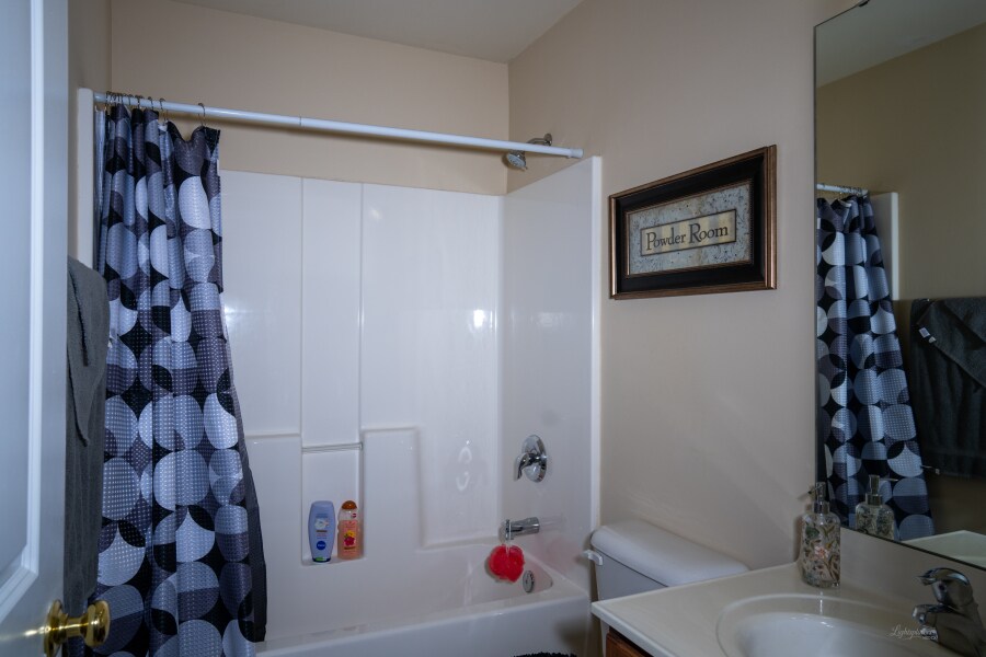 master bathroom - 615 Grayhawk Cir