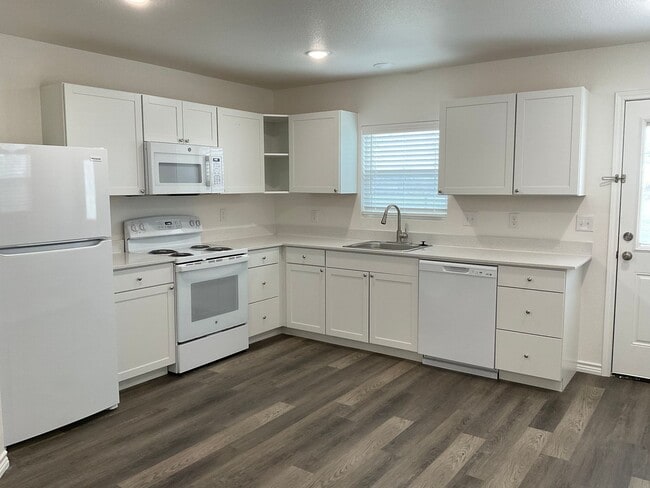 Building Photo - Beautiful 2 Bedroom/ 1 1/2 Bath Duplex in Kingsland, TX.