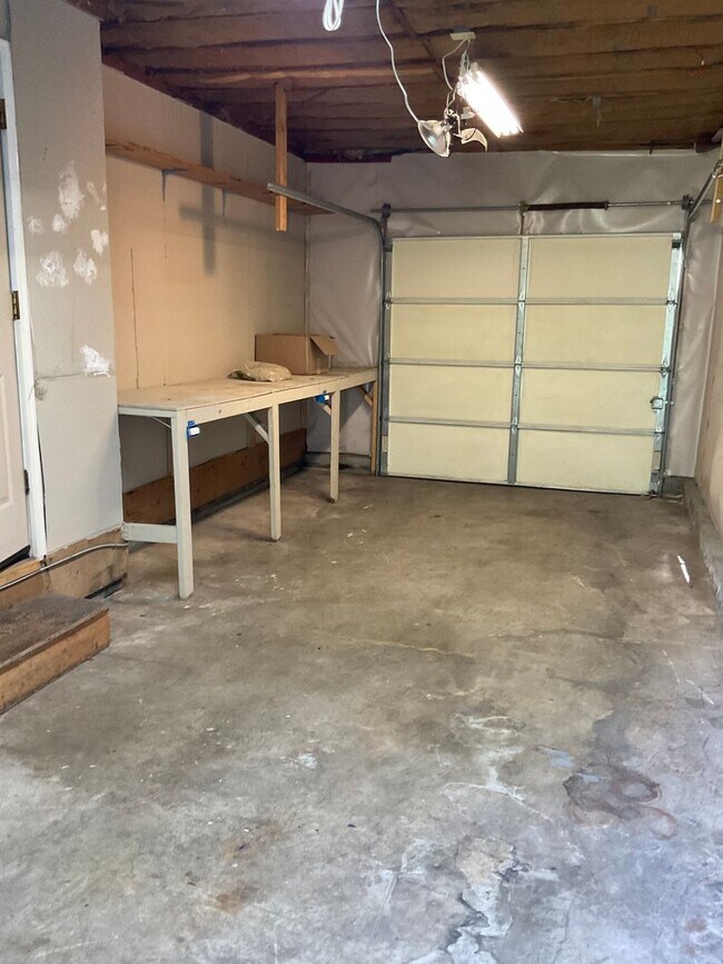 Building Photo - LEASE TAKEOVER: NO DEPOSIT NEEDED!!! Gorgeous 2bd/1bath home with one car garage in Joplin Mo!! 6...