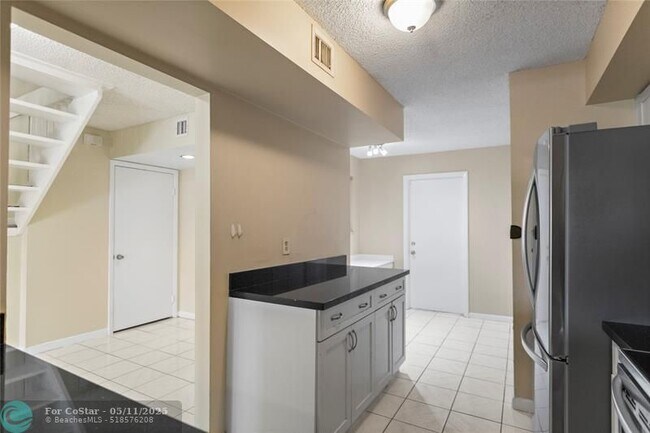Building Photo - 640 N University Dr