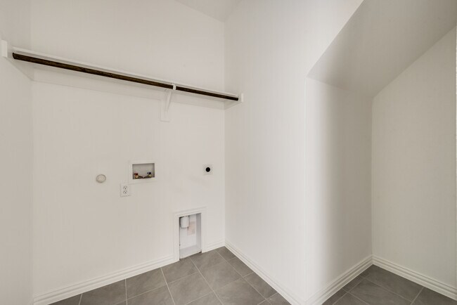 Building Photo - 1820 Purtis Crk Dr
