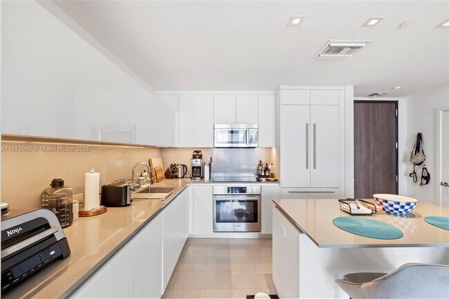 Building Photo - 88 SW 7th St