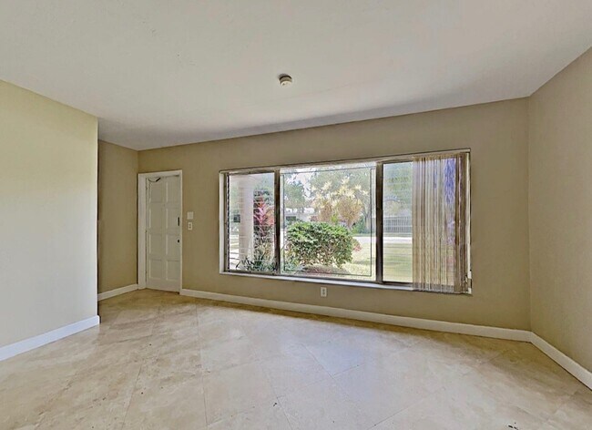 Building Photo - 2720 SW 15th Ct