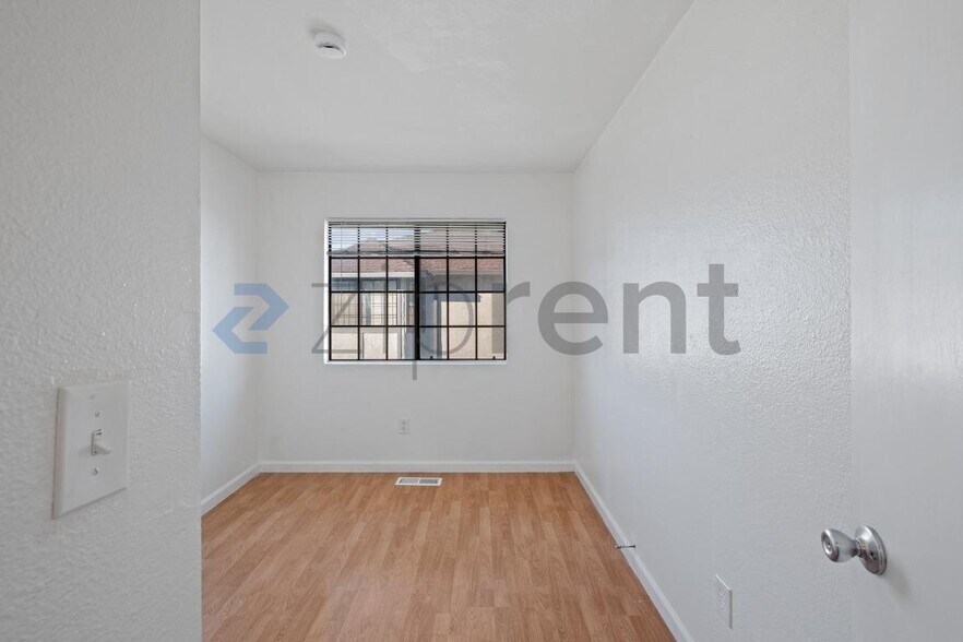 Building Photo - 417 1st St