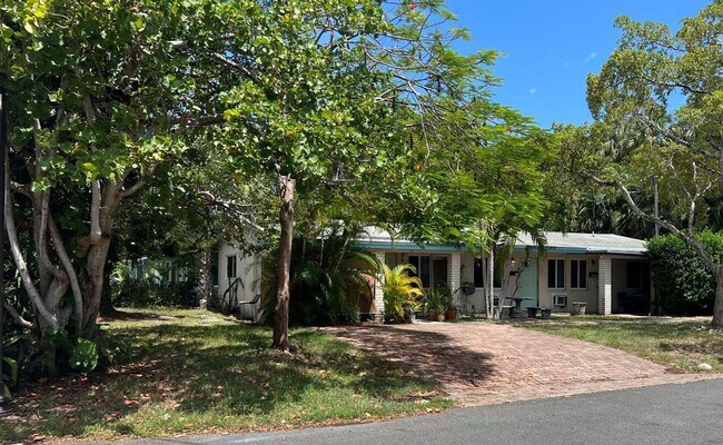 Building Photo - 1044 NE 11th Ave