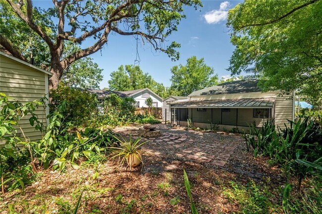 Building Photo - 1211 E Park Cir