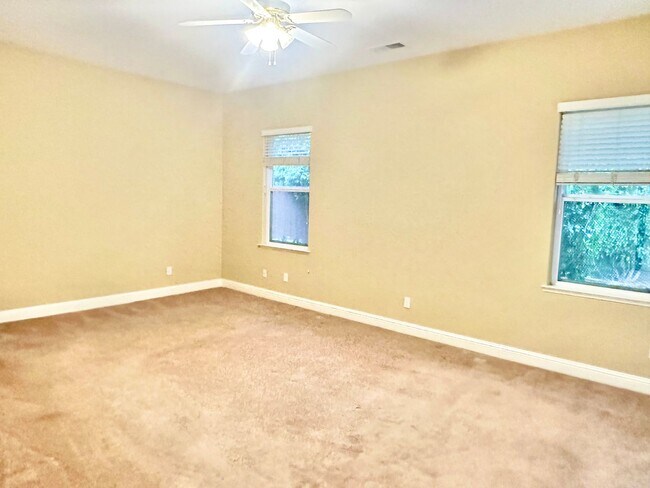 Building Photo - Stunning5 Bedroom North Fresno Granville