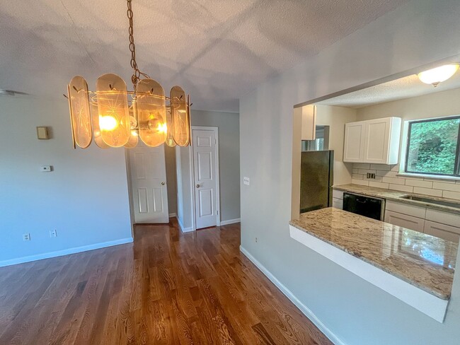 Building Photo - 2 Bed/ 1.5 Bath- Renovated Duplex Condo W/...