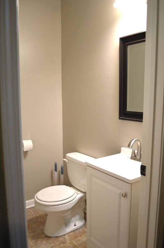 Building Photo - 5 Bedroom 2.5 Bathroom Home
