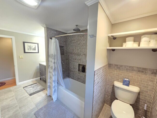 Building Photo - 15 Broomstick Ln