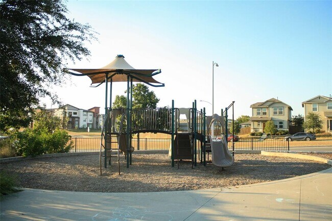 Building Photo - 2209 Bettylou Ln