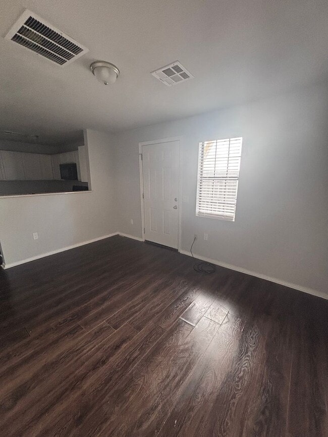 Building Photo - Ferrill St Triplex