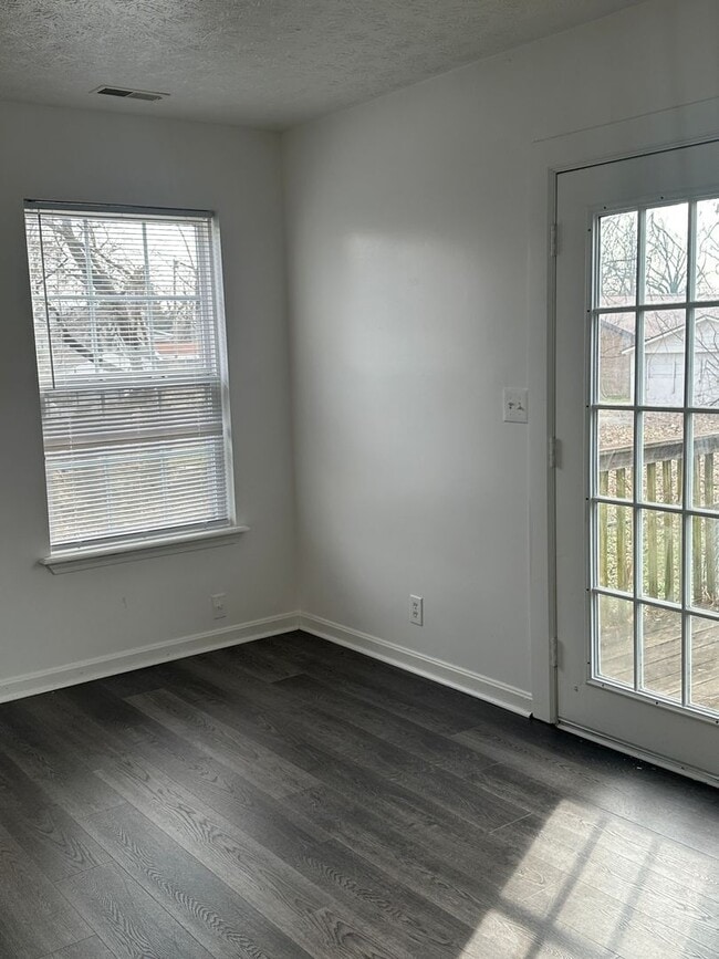 Building Photo - 5 Bed / 1.5 Bath