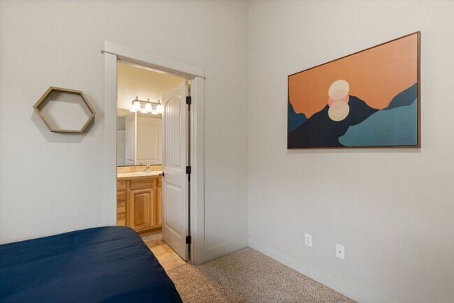 Building Photo - Charming, Furnished 3 bedroom Home w/ Garage