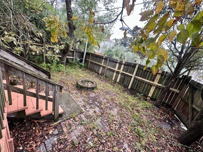 Building Photo - 3 BED | 2 BATH | GATED BACKYARD | THOMAS S...