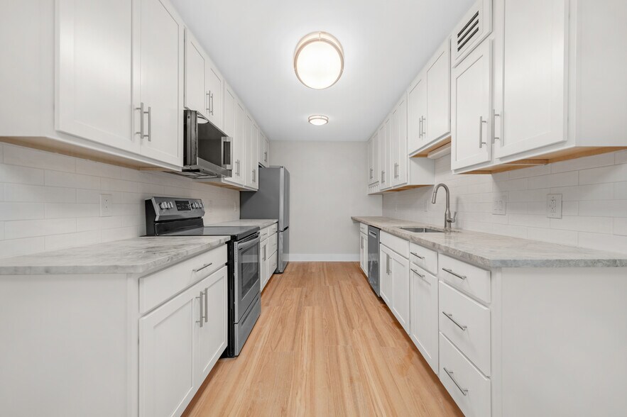 Kitchen - 20333 Detroit Rd
