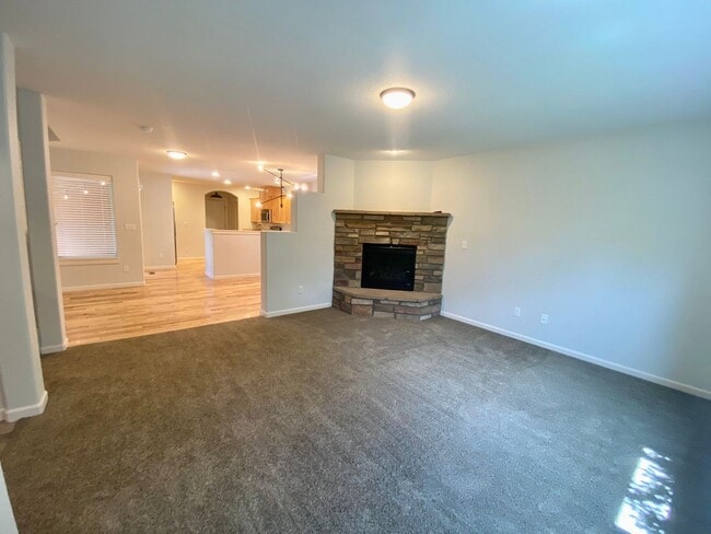 Building Photo - 3-BR Craftsman Home in SE Bend