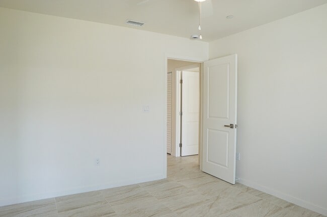 Building Photo - 517 S Mountain View Dr