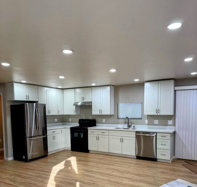 Building Photo - 3776 Laddell Ave