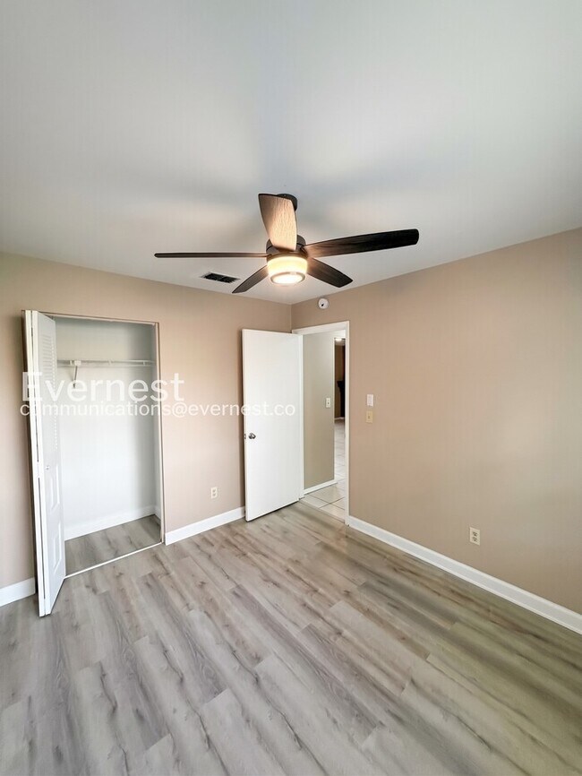 Building Photo - 3 Bed/2 Bath Home with Garage / Pet-Friendly / Vouchers Accepted / Available Now!