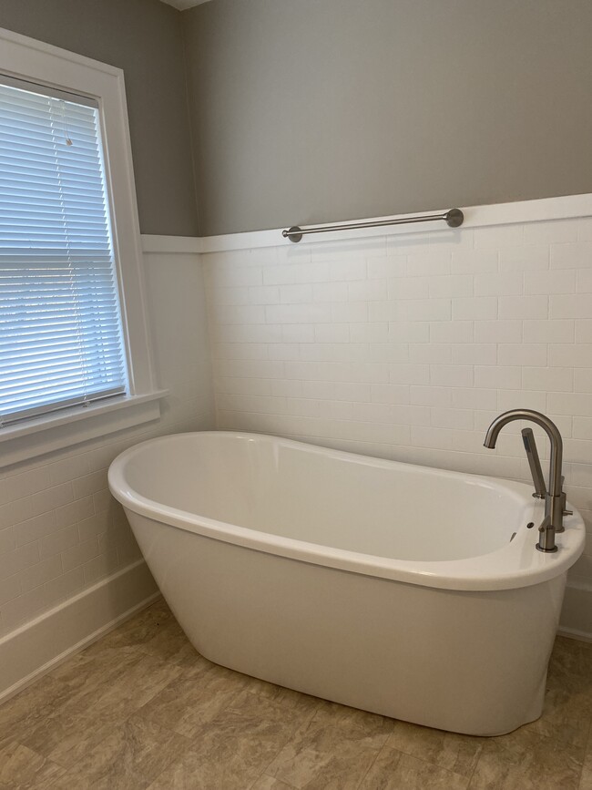 Slipper Tub with Shower - 1540 East Ave