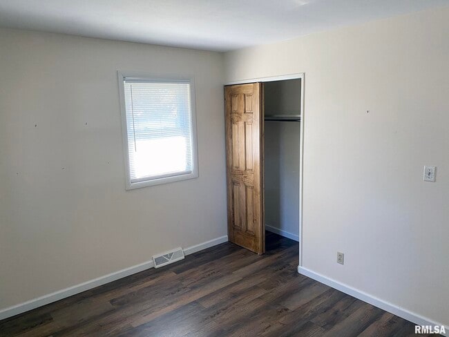 Building Photo - 1829 W Daytona Dr