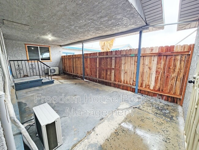 Building Photo - 2220 W Bell Vista Ave