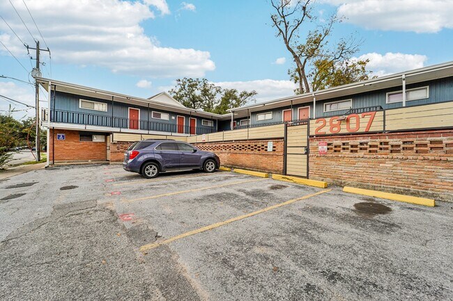 Building Photo - 2807 Beauchamp St