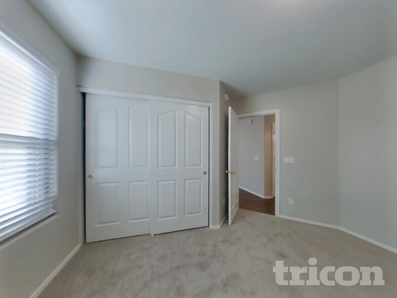 Building Photo - 43738 Elm Dr