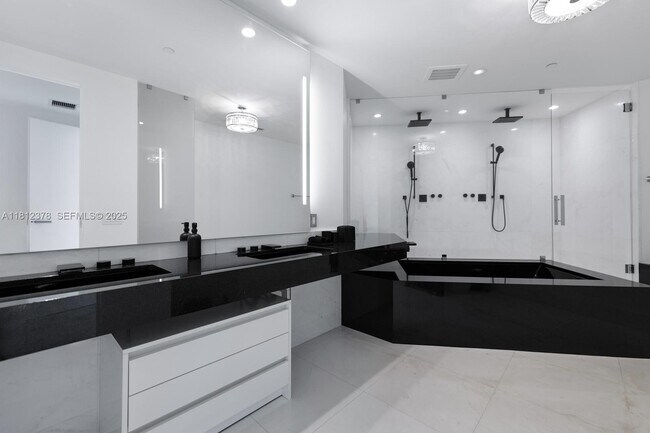 Building Photo - 18555 Collins Ave