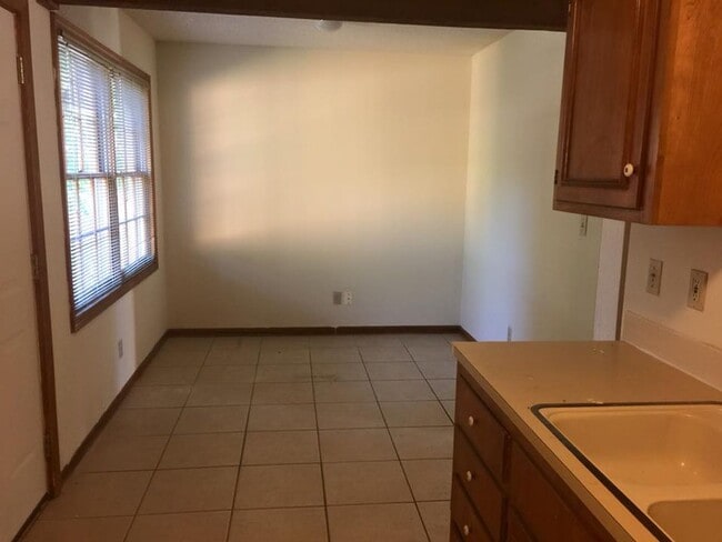 Building Photo - 3 x1.5 home off Lawrence Ave!