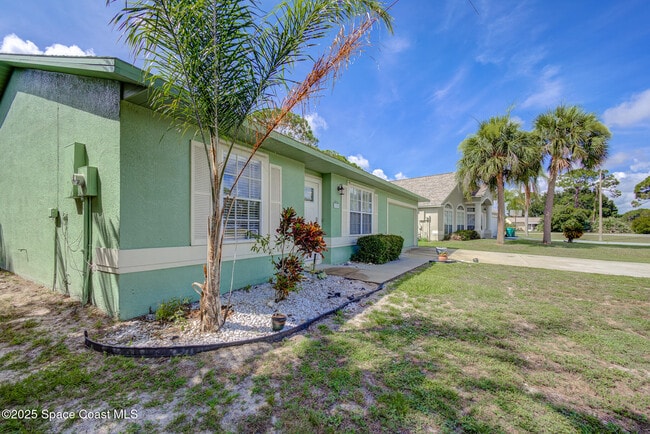 Building Photo - 1325 California Dr