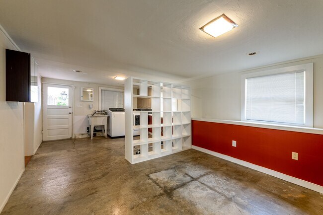 Building Photo - Coming Soon! Lovely Redwood Heights Home w...