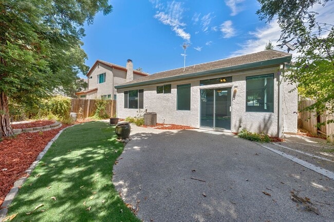 Building Photo - Charming 3-Bed Home in Prime Folsom Locati...