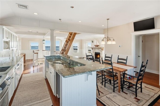 Building Photo - 246 Sand Hill Cove Rd