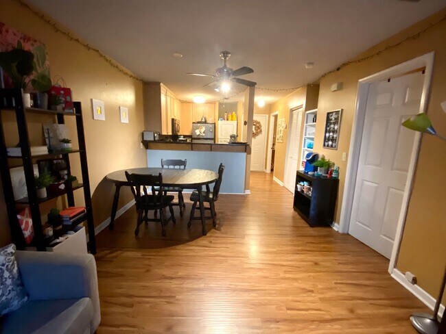 Building Photo - 2 Bedroom, 2 Bathroom Apartment in Cedarwood