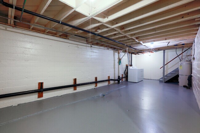 Building Photo - Chic Updated Mid-Century Townhouse in Cedar Hills!