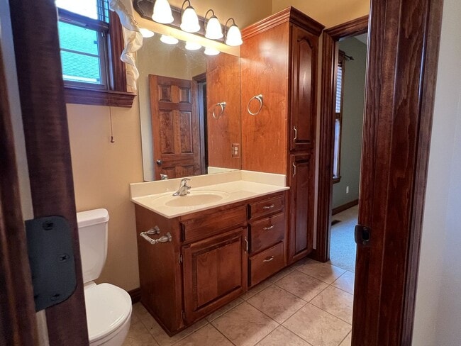 Building Photo - Spacious Family Home in Republic