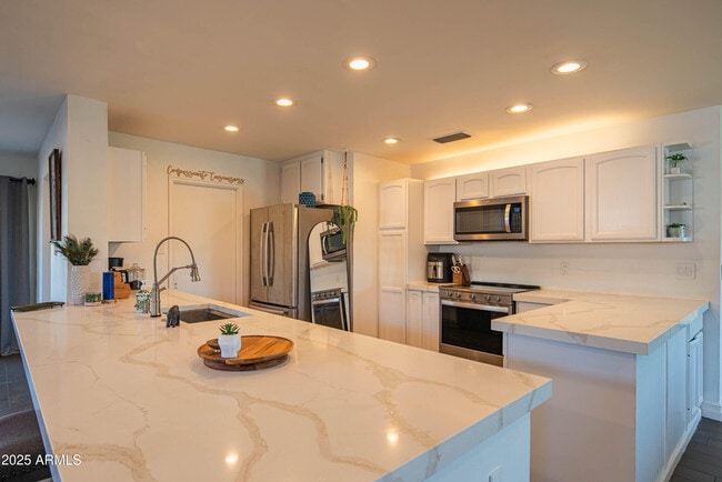 Building Photo - 1909 E Bethany Home Rd