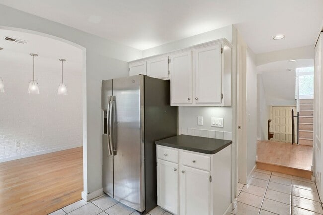 Building Photo - 468 Josephine St