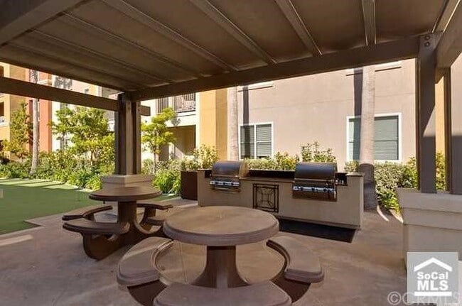 Building Photo - 2403 Scholarship