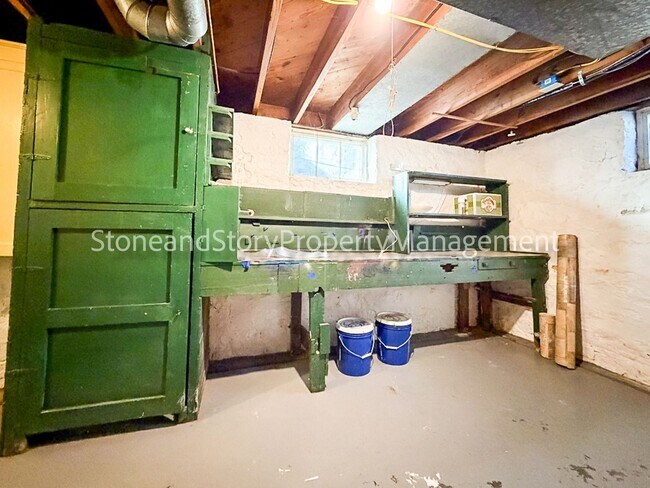 Building Photo - Large 2 story home in Oakland with large garage