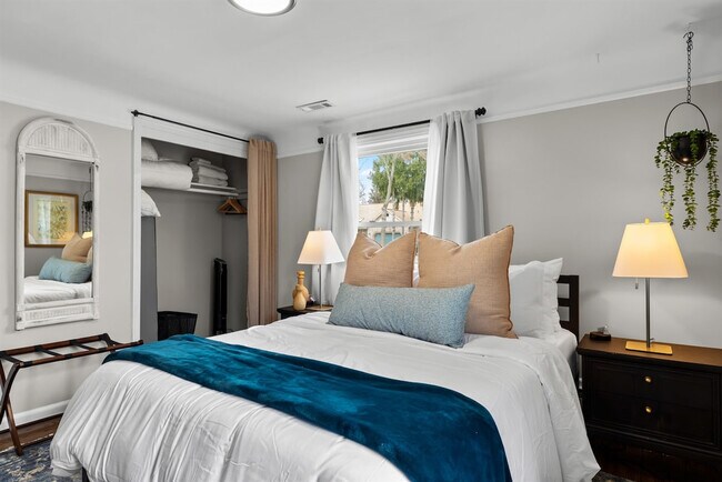 Building Photo - 8254 Mary Ann Ave