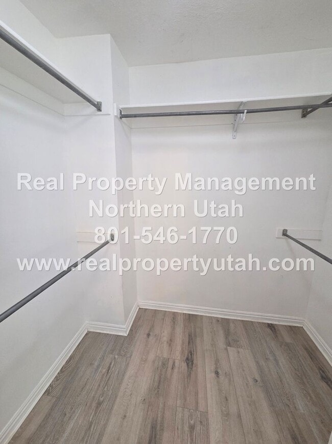 Building Photo - Updated 5 Bed 5 Bath Layton House Available!