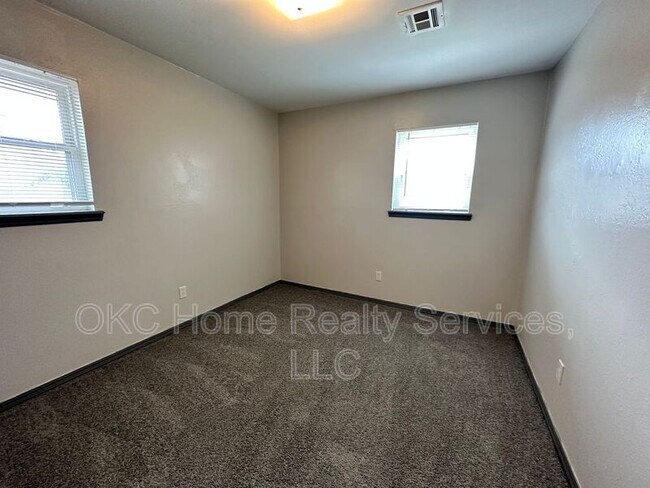 Building Photo - 1706 Surrey Pl