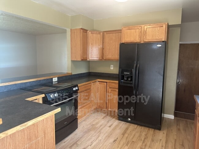 Building Photo - 301 Olive Ln