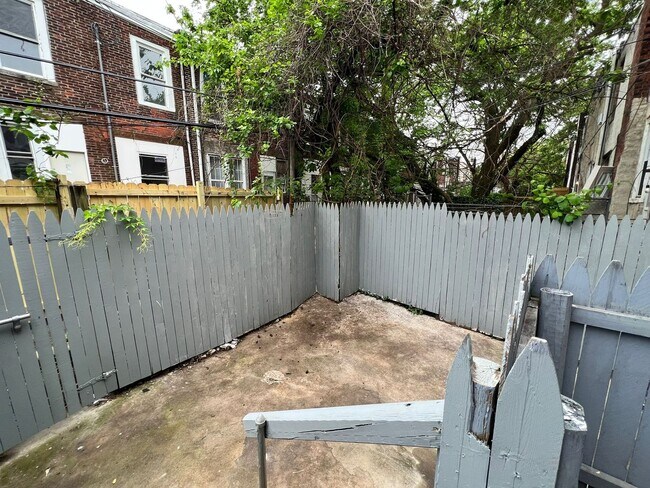 Building Photo - Remodeled Large 3bd/1 House with Rear yard!! Section 8 Welcome!!